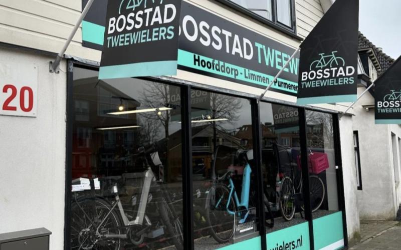 <p>Bij Bosstad Tweewielers vind je een ruime selectie aan kwaliteitsfietsen van topmerken. Van stadsfietsen en elektrische fietsen tot sportieve modellen en kinderfietsen &ndash; voor elke fietser is er een passende keuze. Wil je liever een voordelige optie? Bekijk dan ook ons assortiment aan betrouwbare tweedehands fietsen.</p>
