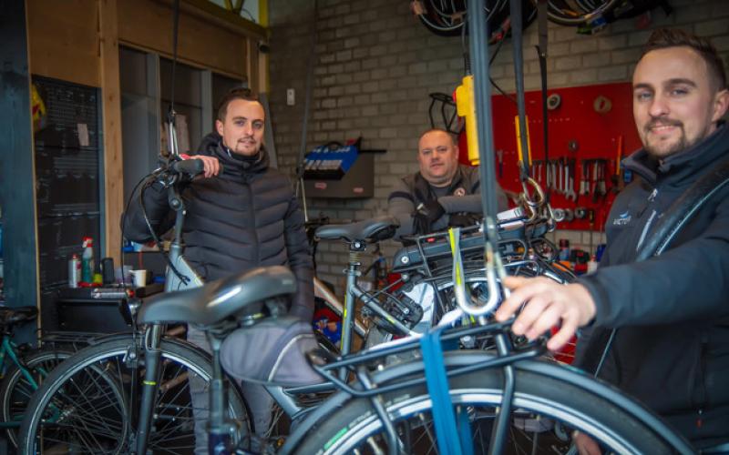 <p>Bij Bosstad Tweewielers vind je alles voor een geweldige fietservaring. We bieden een breed assortiment aan nieuwe fietsen van topmerken en zorgvuldig geselecteerde tweedehands fietsen. Daarnaast kun je bij ons ook fietsen huren en rekenen op deskundige reparaties en onderhoud aan.</p>
